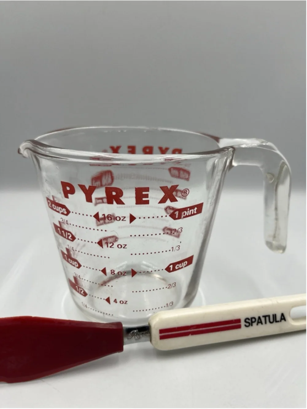 RARE VINTAGE ROGERS Co NYLON LONG ICING SPREADER RED JAPAN W/PYREX MEASURECUP